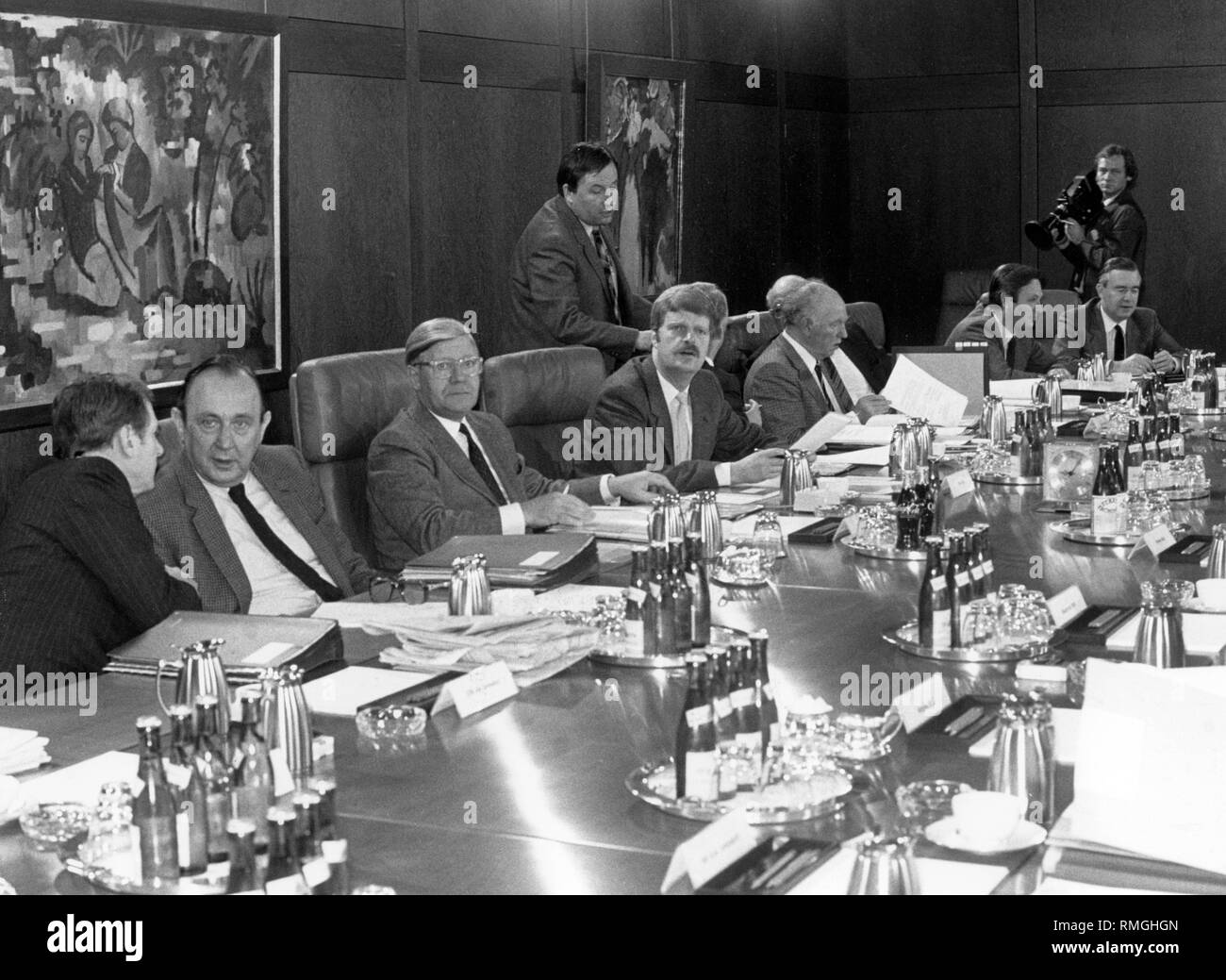 At a meeting, the Federal Cabinet decided on adjustment aids for the German economy, which included an international capital market bond, the expansion of the district heating network and energy-saving investments. The former growth rate was between minus 0.5 and 0 percent and the inflation rate was around 5 percent. On the left side of the table, the 2nd position: Vice-Chancellor and Foreign Minister Hans-Dietrich Genscher, beside him Federal Chancellor Helmut Schmidt, next to him Manfred Lahnstein. Stock Photo