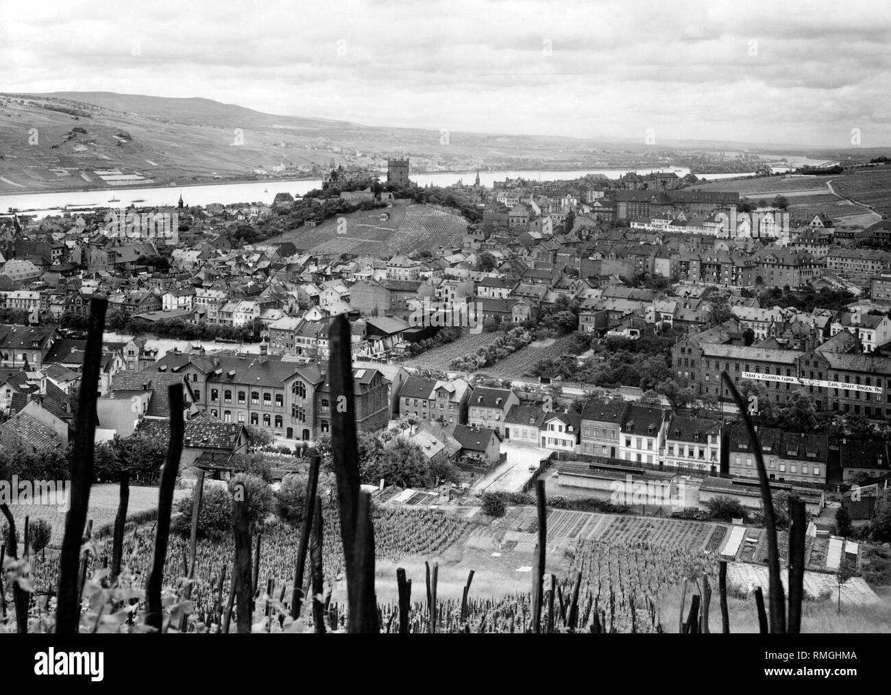 View of the town of Bingen in the Rheingau around 1930 (view from the southwest). In the background the Rhine, the Klopp Castle on the hill and the Zigarren-Zigaretten-Tabakfabrik Carl Graeff GmbH. Stock Photo