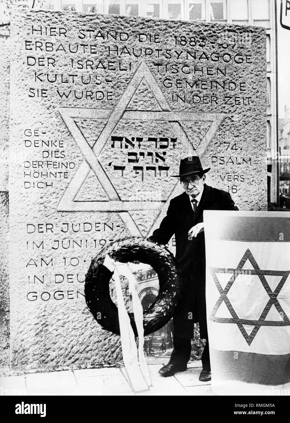 Dr. Hans Lamm of the Jewish Community places a wreath in front of the memorial stone of the former main synagogue in memory of the events on 09.11.1938. Behind the wreath, a picture of the burned-out synagogue. The memorial stone is located at the corner of Herzog-Max-Strasse and Maxburgstrasse. Stock Photo