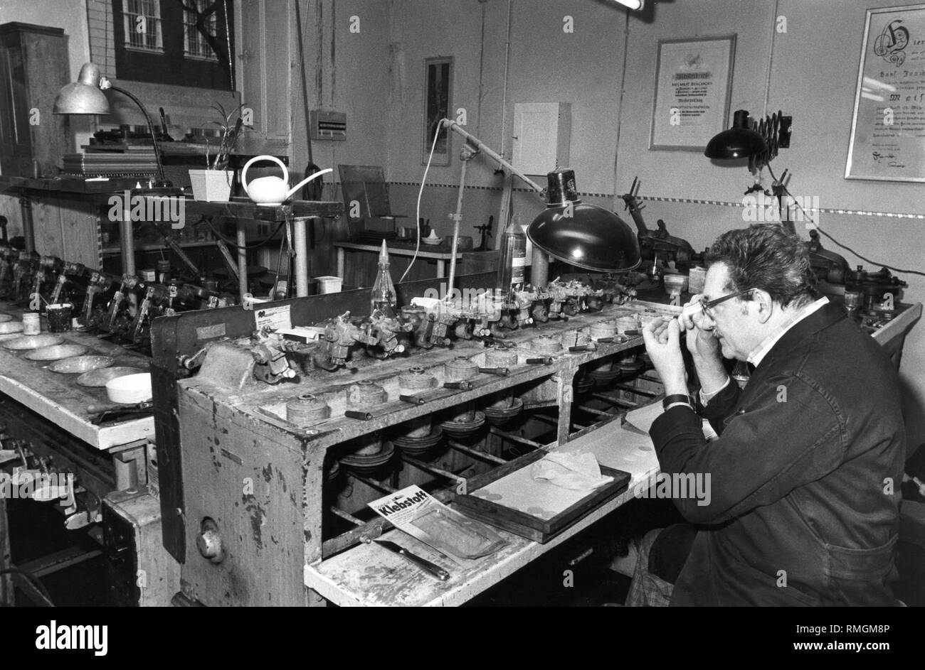 A precision optician in Potsdam at work. Stock Photo