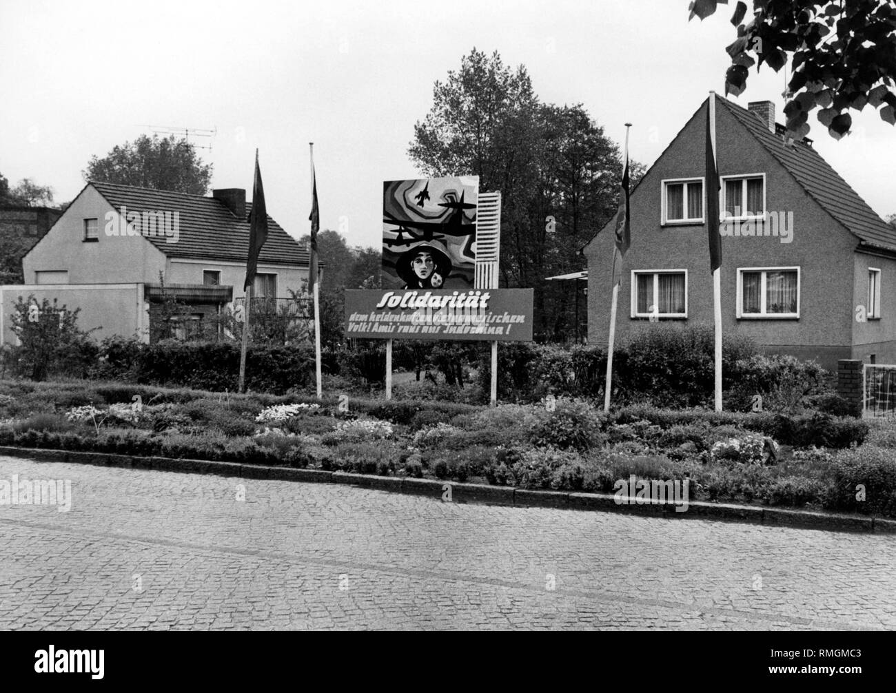 Pro Vietnam poster in a residential area in Luebbenau (Spreewald): 'Solidarity with the heroic Vietnamese people! Americans out of Indochina!' (Undated photo, early 1970s) Stock Photo