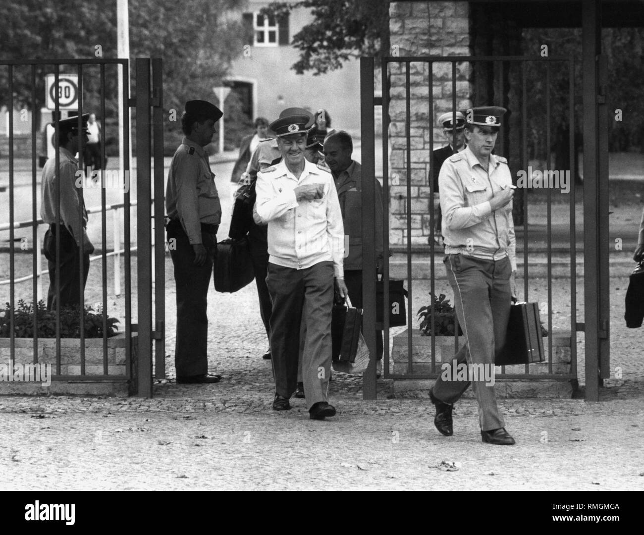 Members at the gate of the headquarters of the National People's Army in Strausberg North near Berlin shortly before the dissolution. Left soldiers of the guard regiment 'Hugo Eberlein'. Stock Photo