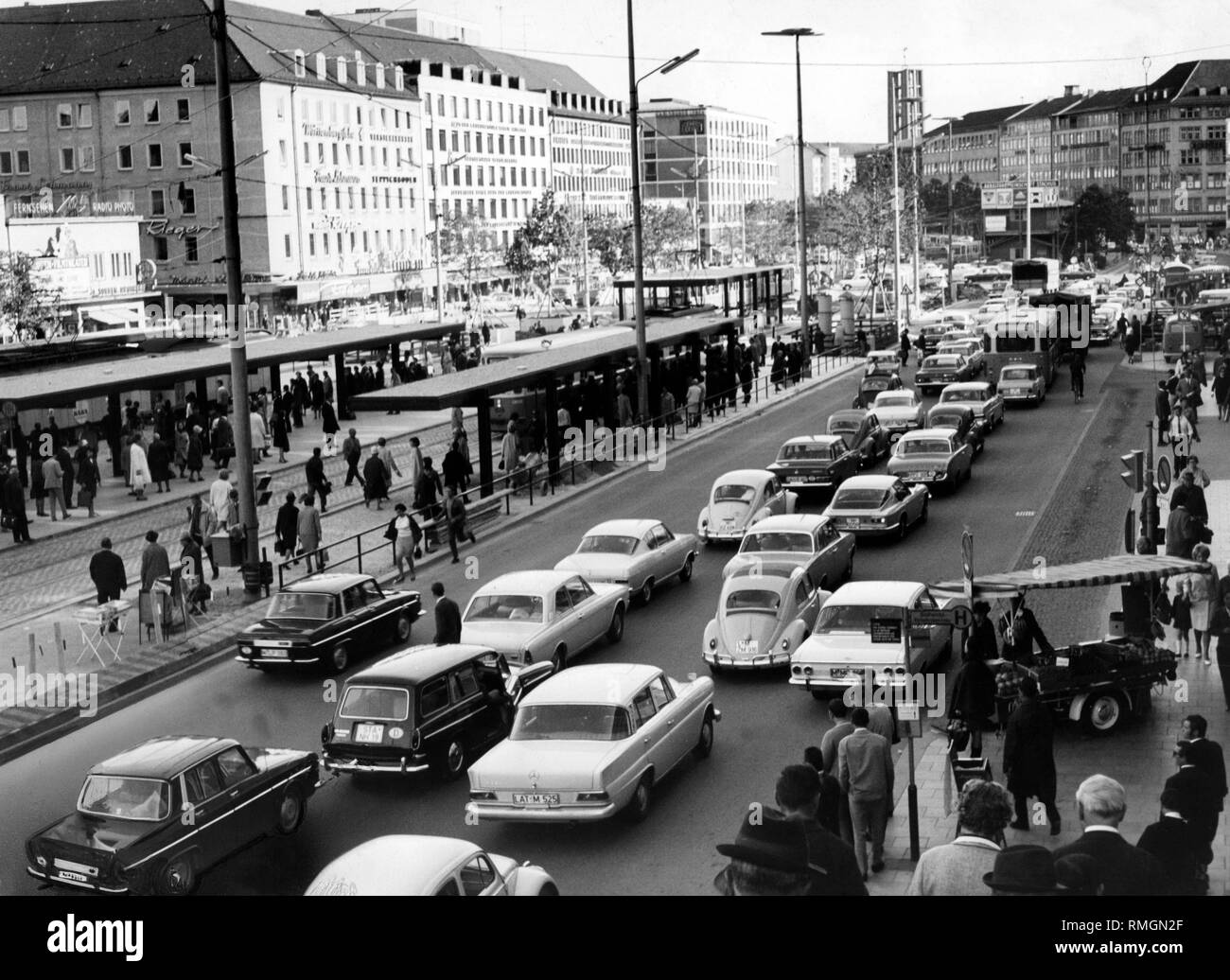 Busy traffic on Stachus and in the Sonnenstrasse. In the background ...