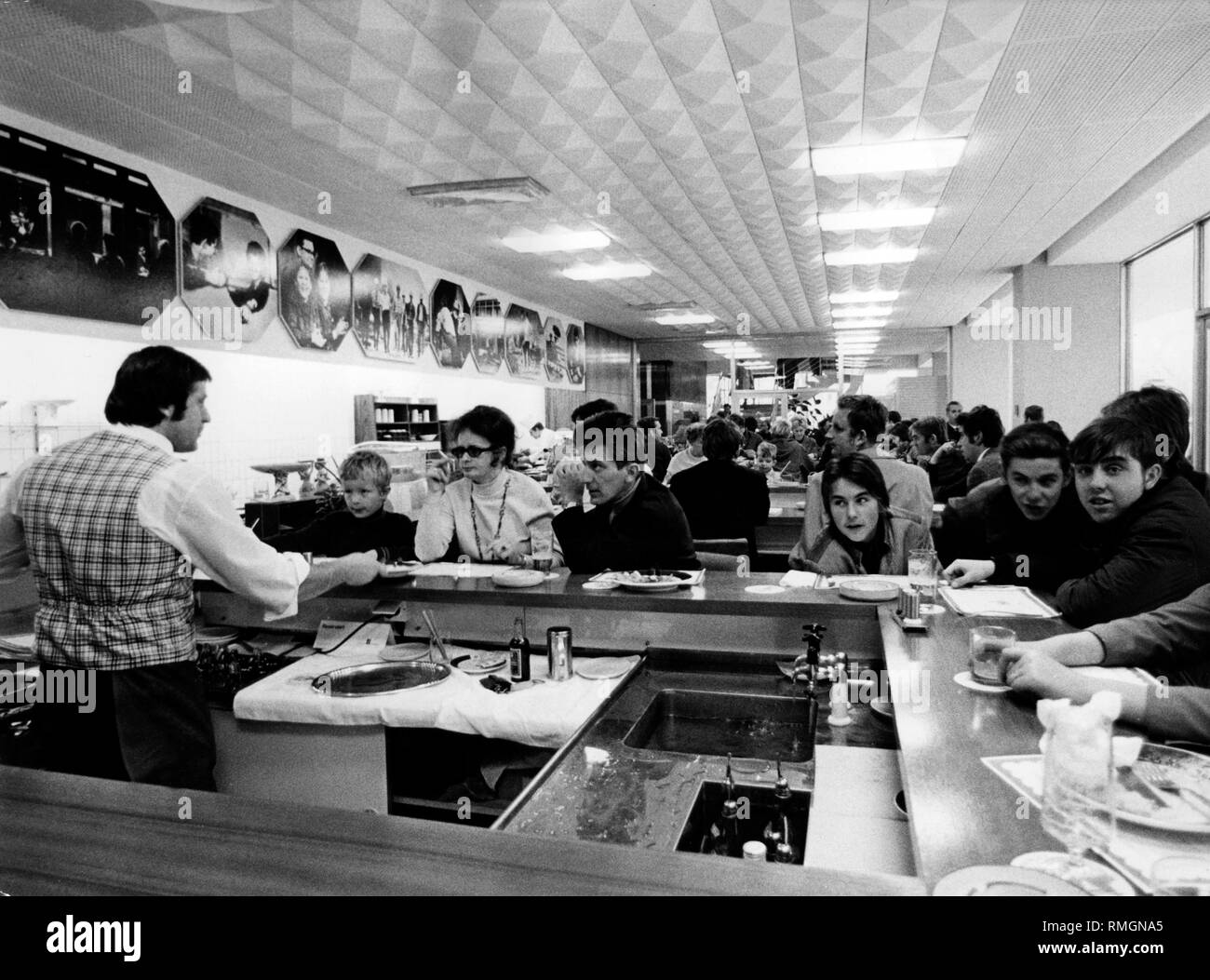 Restaurant in the hotel 'Stadt Berlin' at Alexanderplatz in East Berlin (undated picture). Stock Photo