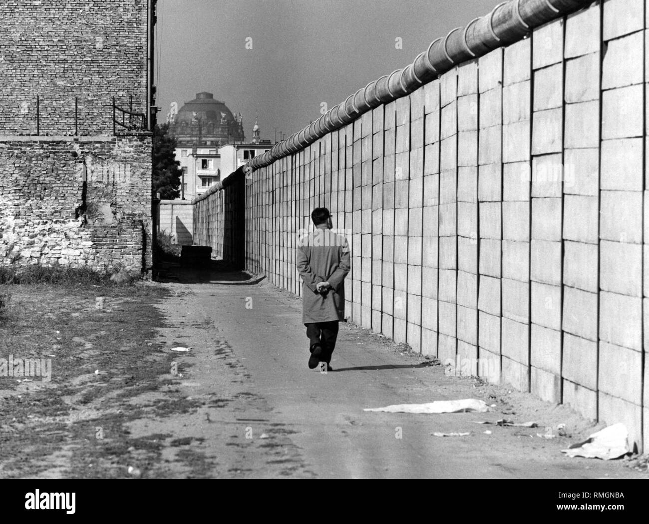 Undated picture of a passerby on the Berlin Wall in Sebastianstrasse in Berlin-Kreuzberg. Stock Photo