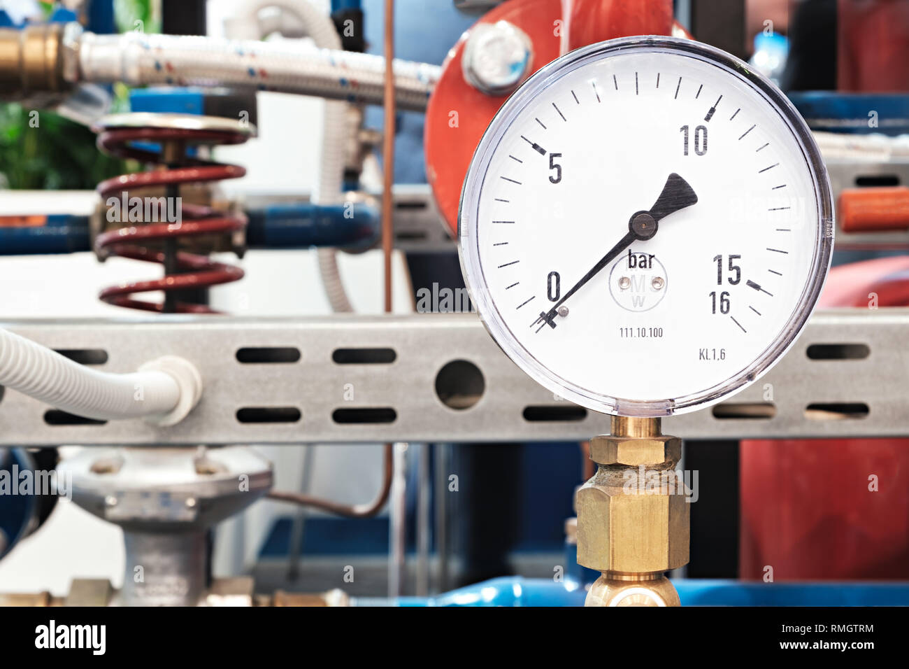 Mechanical pressure gauges. Traditional instruments for measuring