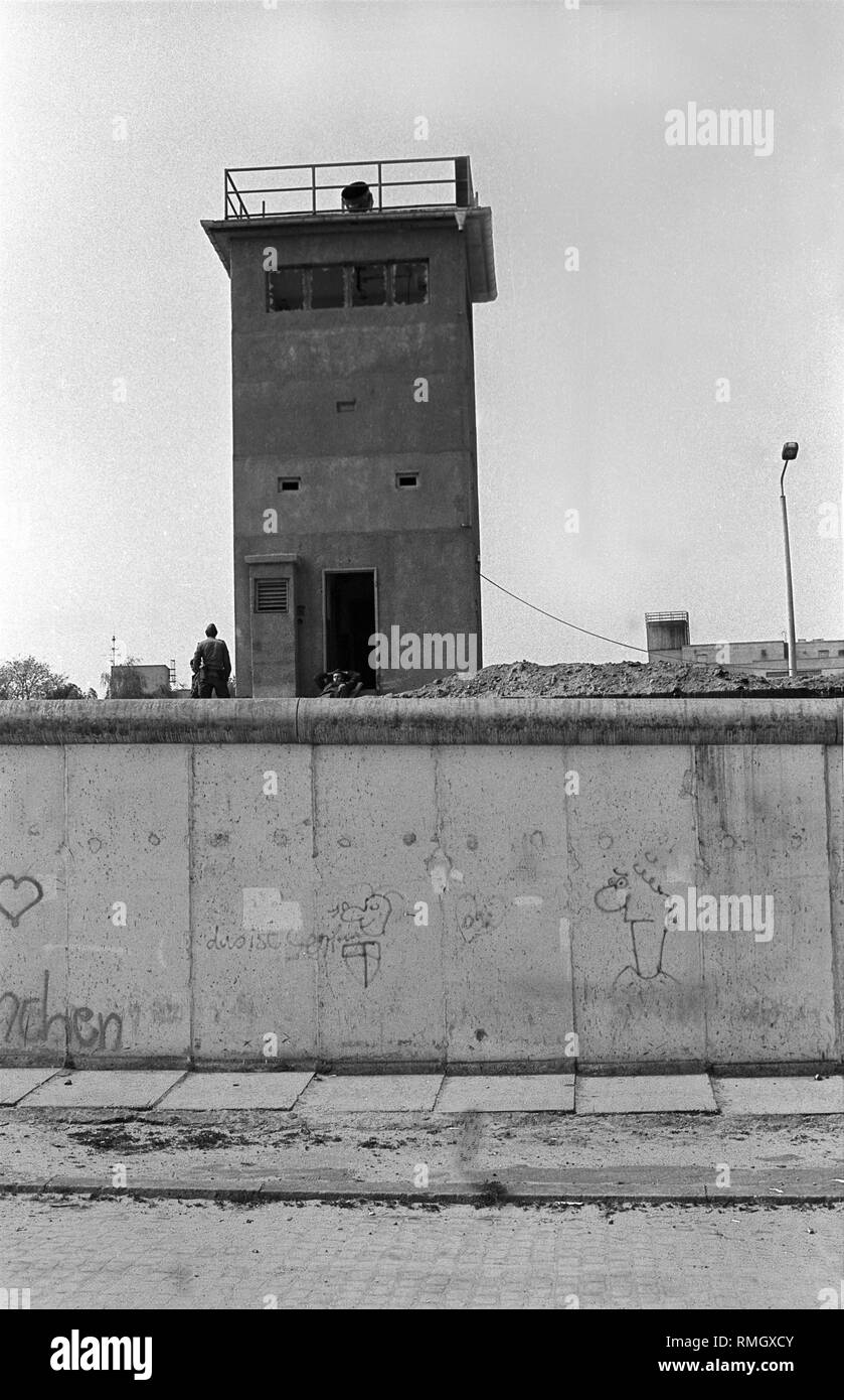 Watchtower and wall of the border installations at Schwedter Strasse (near the Gleimtunnel), today Mauerpark. Border guards at the tower, Germany, Prenzlauer Berg, Berlin, April 28, 1990. Stock Photo