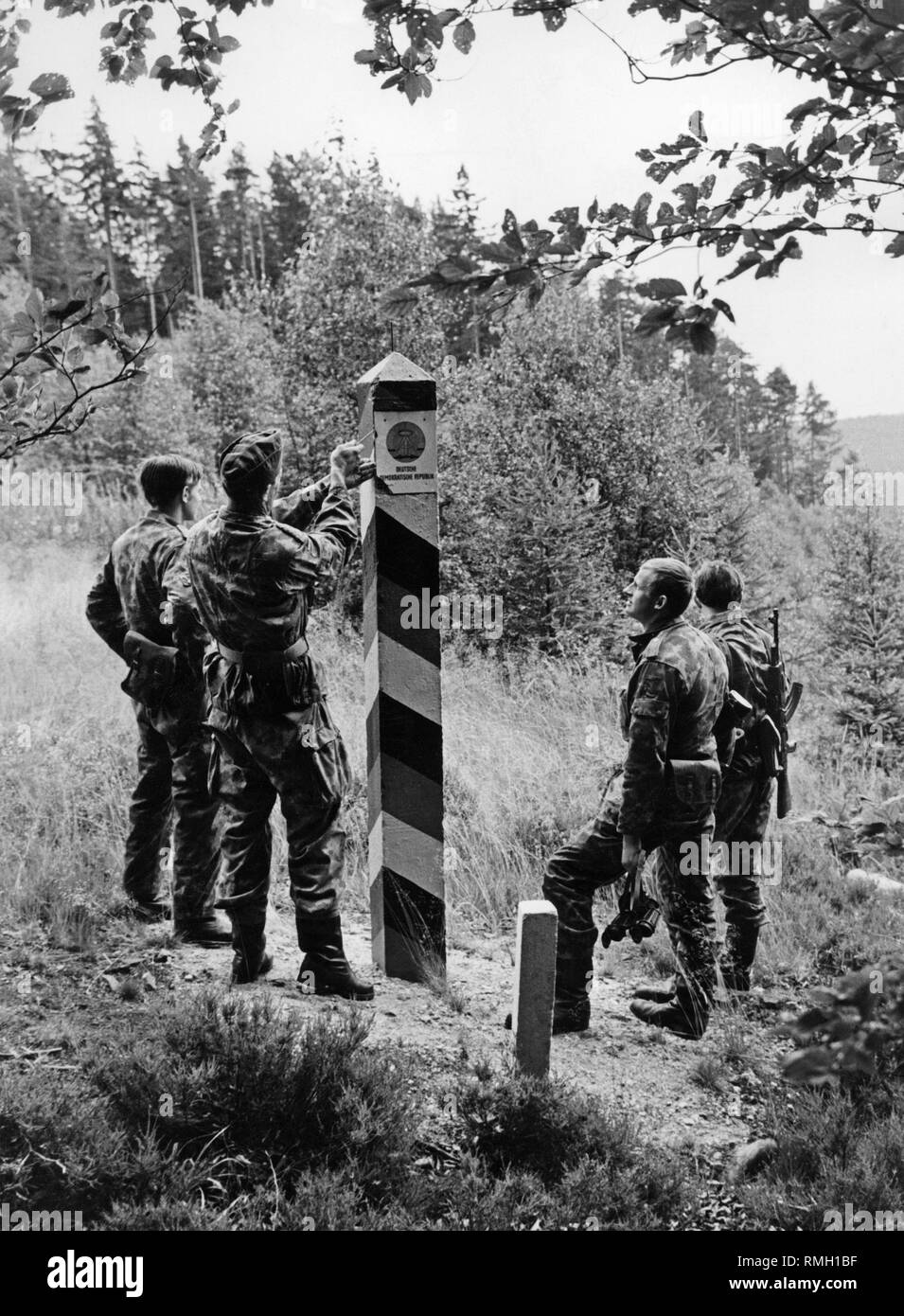GDR border troops doing marking work on a border post of the GDR near Obersuhl / Hesse. Stock Photo