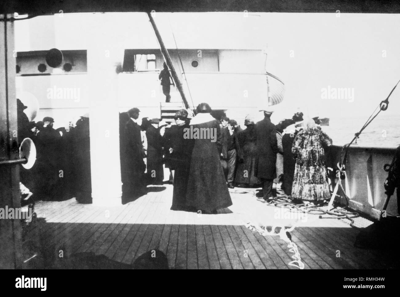 men and women survivors of the Titanic on board the Carpathia April 1912 Stock Photo