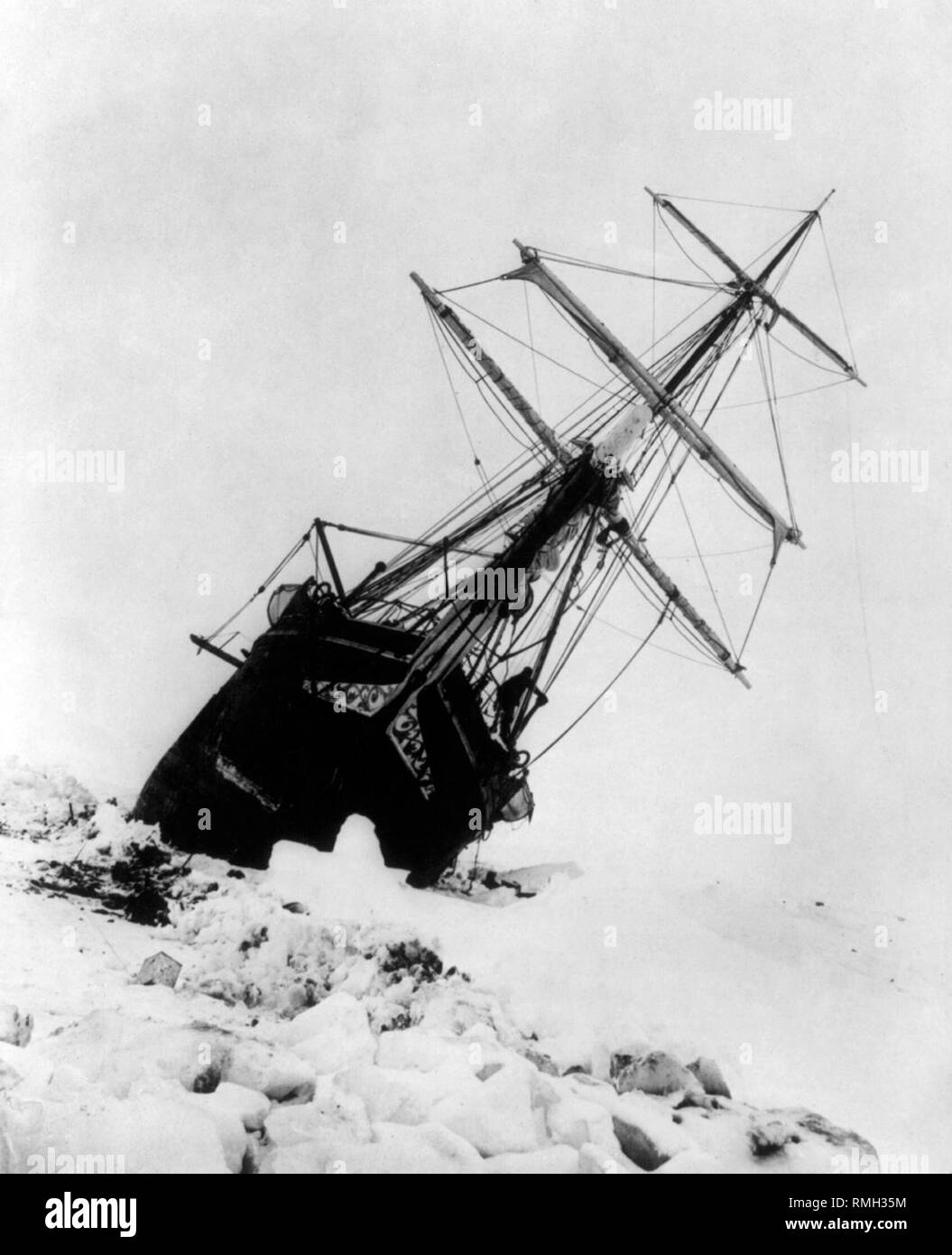 pels Fabrikant tjeneren Shackletons ship the Endurance stuck in ice formation in Antarctica Photo  taken 1916 Stock Photo - Alamy