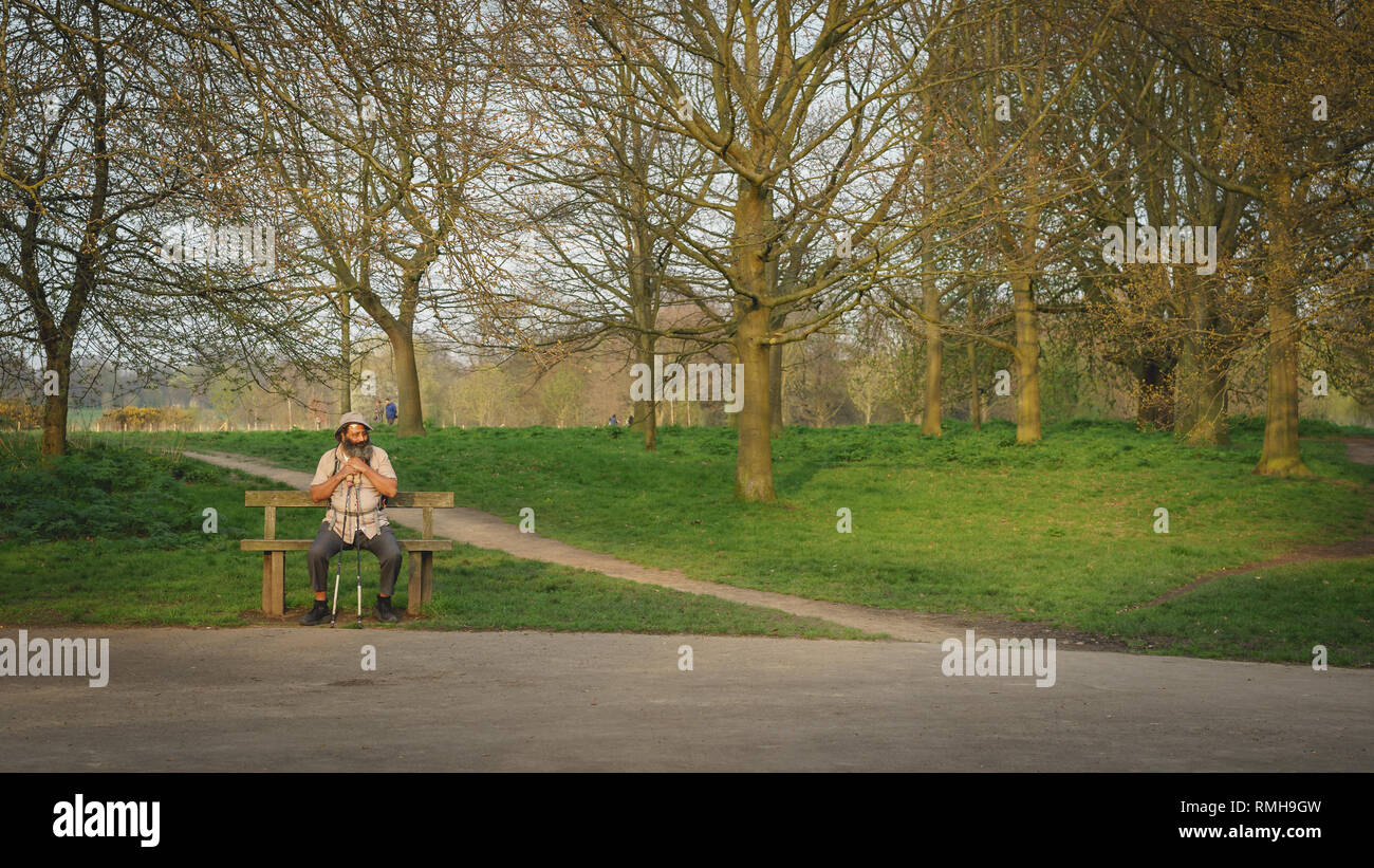 Old man sitting on a bench hi-res stock photography and images - Alamy