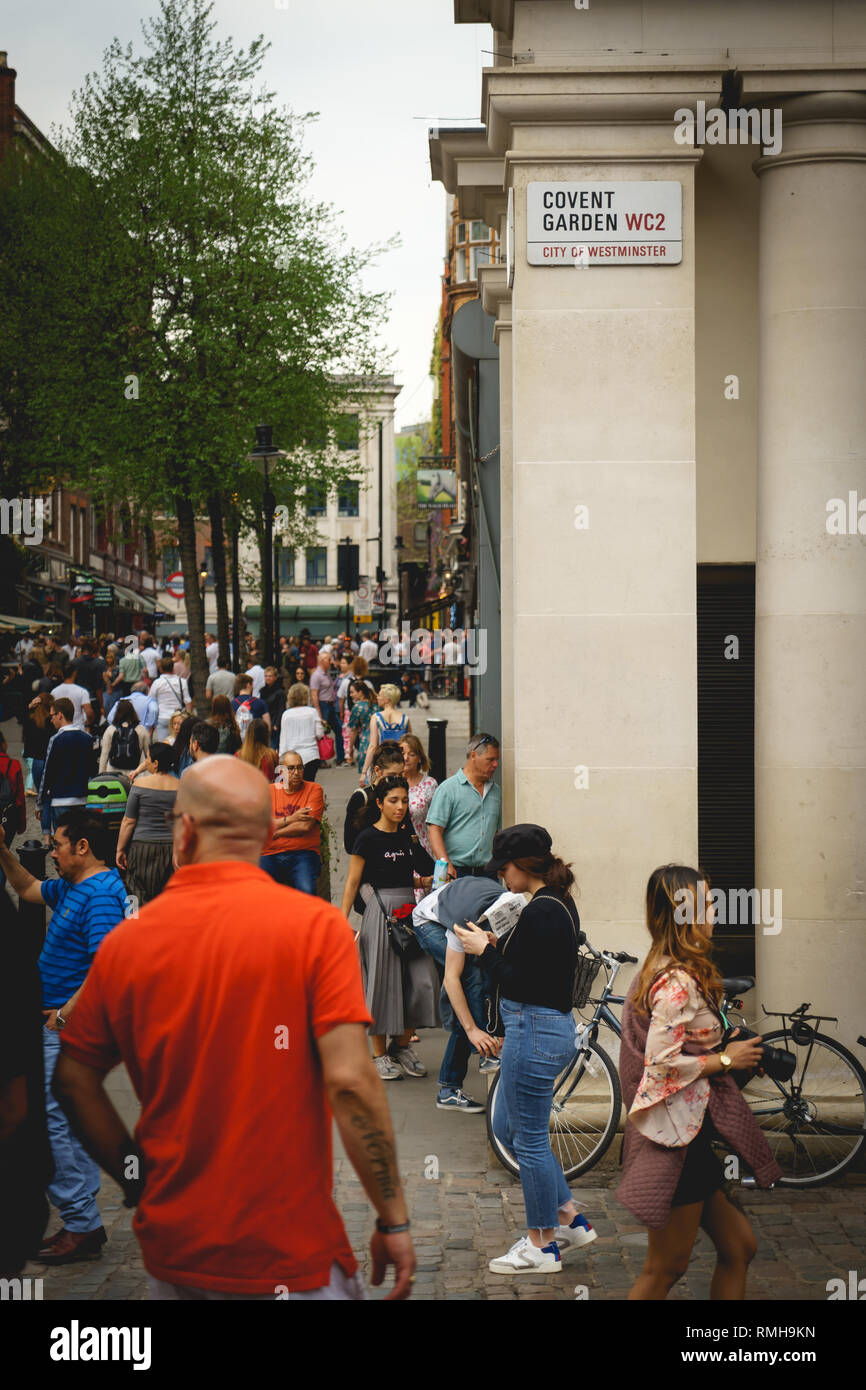 English crowd in london hi-res stock photography and images - Alamy