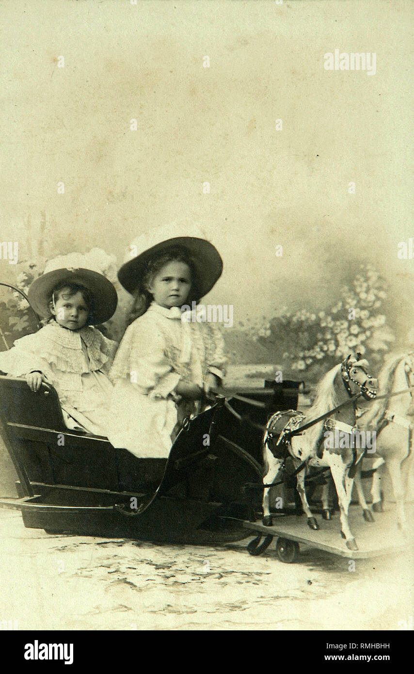 Portrait of Grand Duchesses Maria Nikolaevna of Russia (1899-1918) and Anastasia Nikolaevna of Russia (1901-1918). Photograph Stock Photo
