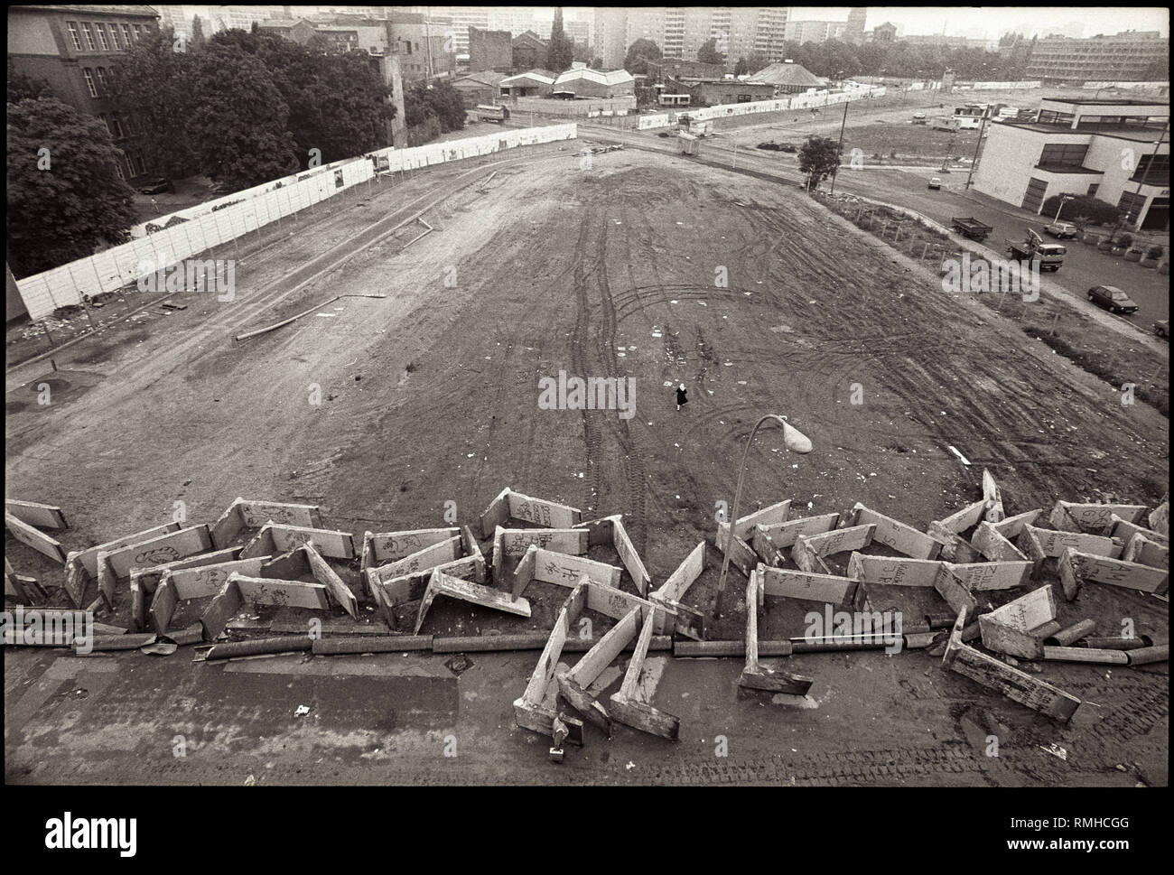 Fall berlin wall demolition checkpoint hi-res stock photography and ...
