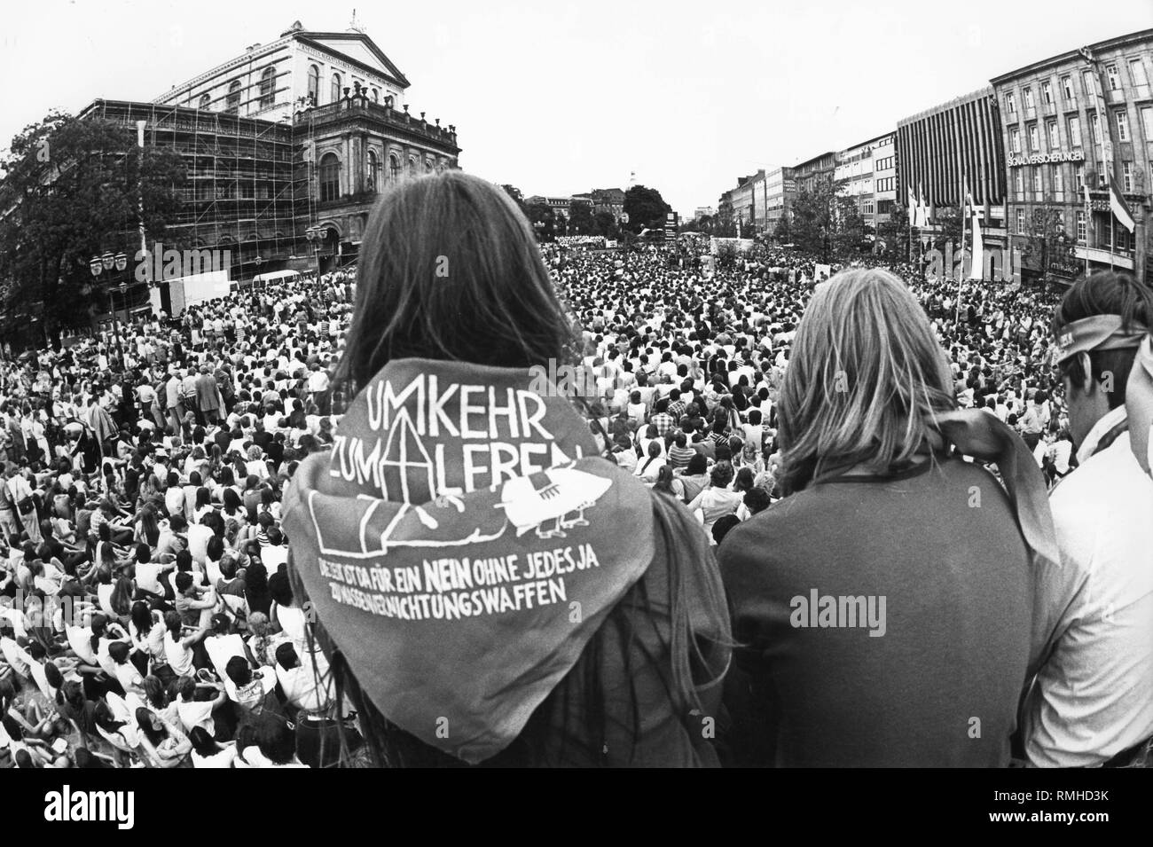 Young participants at the opening worship service on the Opernplatz at the 20th German Protestant Kirchentag in Hanover. Stock Photo