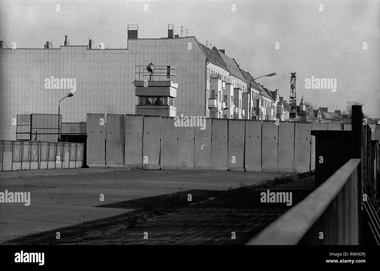 Watchtower and wall of the border installations of the GDR on Behmstrasse, seen from the Behmbruecke, Germany, Prenzlauer Berg, Berlin,  April 4, 1990. Stock Photo