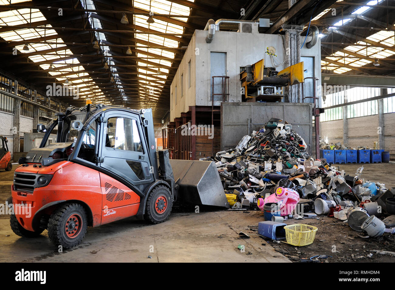 GERMANY, Hamburg, recycling of electronical scrap and old consumer