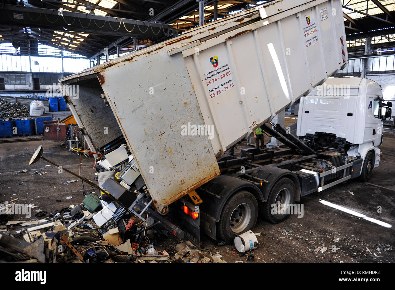 GERMANY, Hamburg, recycling of electronical scrap and old consumer