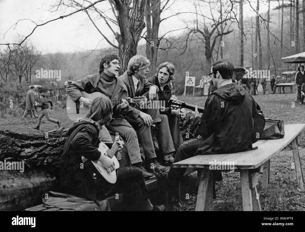 Young people groups 1970 1979 hi-res stock photography and images - Alamy