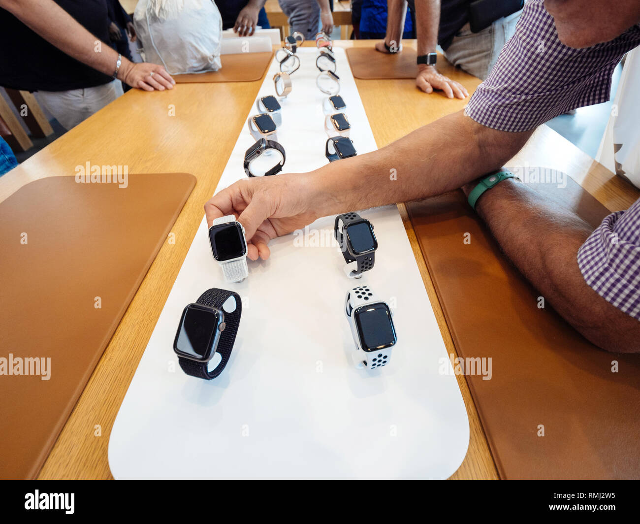 apple watch series 4 in store