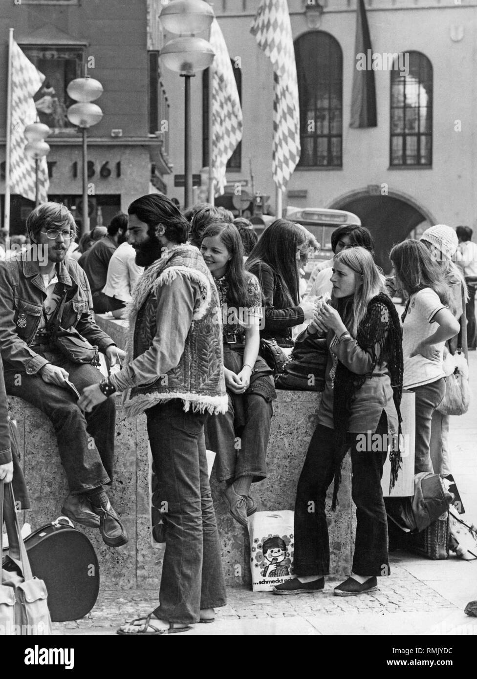 Young people gathered at the Fischbrunnen on Munich's Marienplatz. Stock Photo