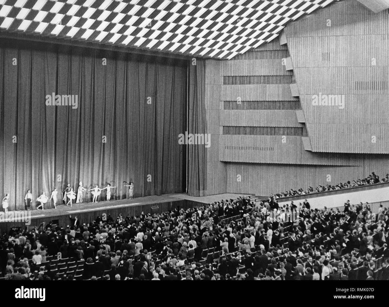 Moscow theatre Black and White Stock Photos & Images - Alamy
