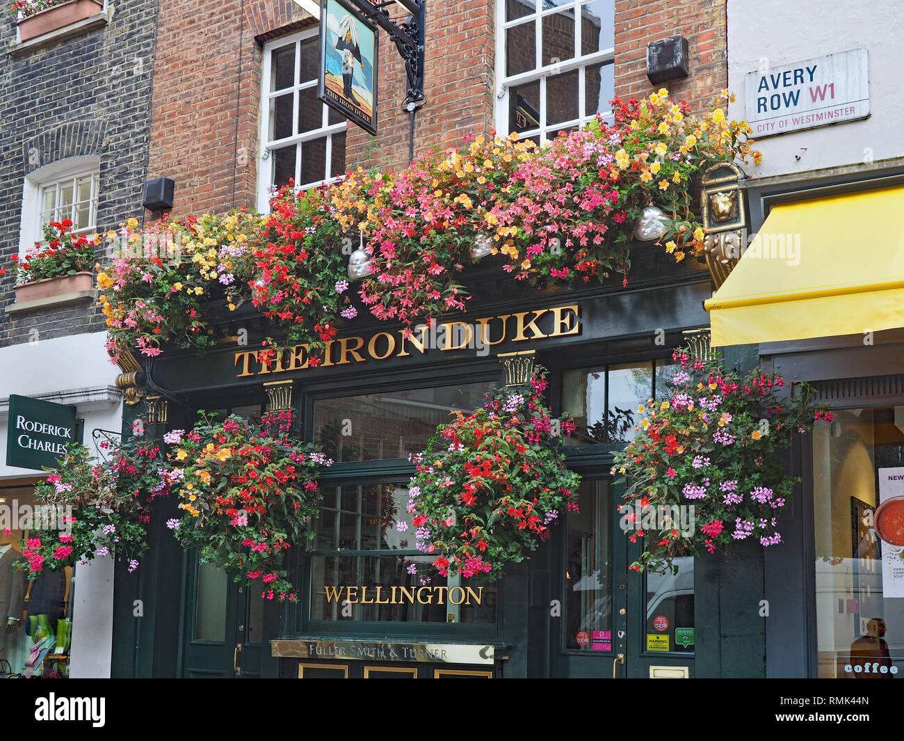 LONDON - SEPTEMBER 2017: This small traditional pub in Mayfair displays a  particularly nice selection of hanging floral baskets Stock Photo - Alamy