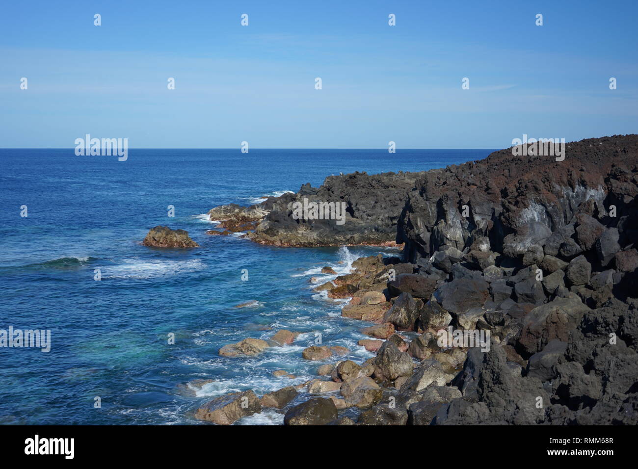 Wanderweg an der Küste des Nationalparks, Parque Nacional de Timanfaya Ruta del Litoral, Lanzarote, Kanarische Inseln, Spanien Stock Photo