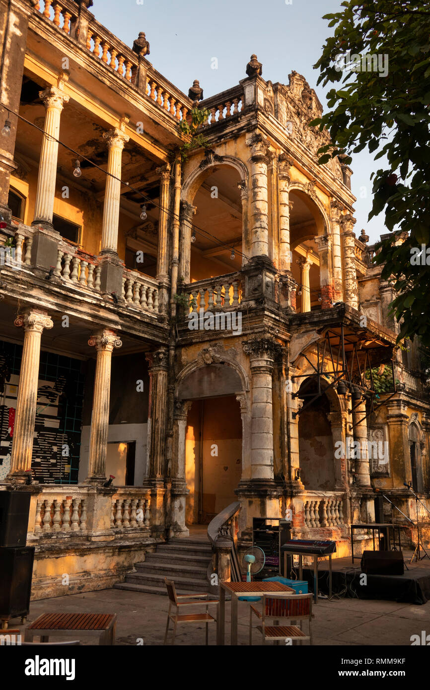 Cambodia, Phnom Penh, City Centre, Street 19, The Mansion Heritage Bar, in old  French colonial building Stock Photo