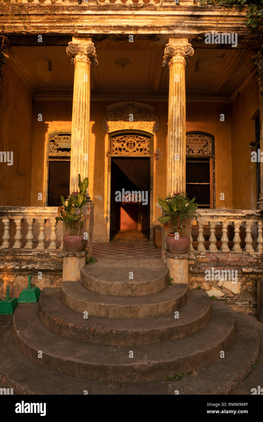 Cambodia, Phnom Penh, City Centre, Street 19, The Mansion Heritage Bar, in old  French colonial building, steps up to entrance Stock Photo