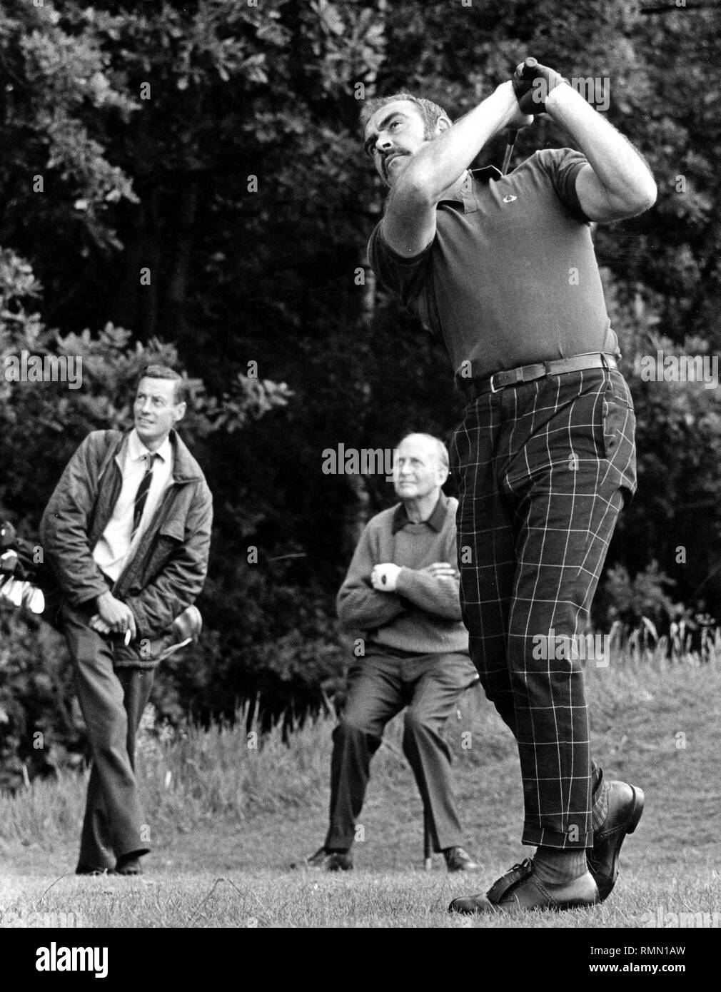 Sean Connery, playing golf in UK (1969) File Reference # 33751 266THA Stock  Photo - Alamy