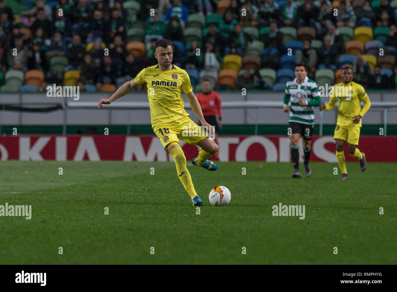 Lisbon, Portugal. 14th Feb, 2019. February 14, 2019. Lisbon, Portugal. Villarreal's midfielder from Spain Javi Fuego (18) in action during the game of the UEFA Europa League, Round of 32, Sporting CP vs Villarreal CF © Alexandre de Sousa/Alamy Live News Credit: Alexandre Sousa/Alamy Live News Stock Photo