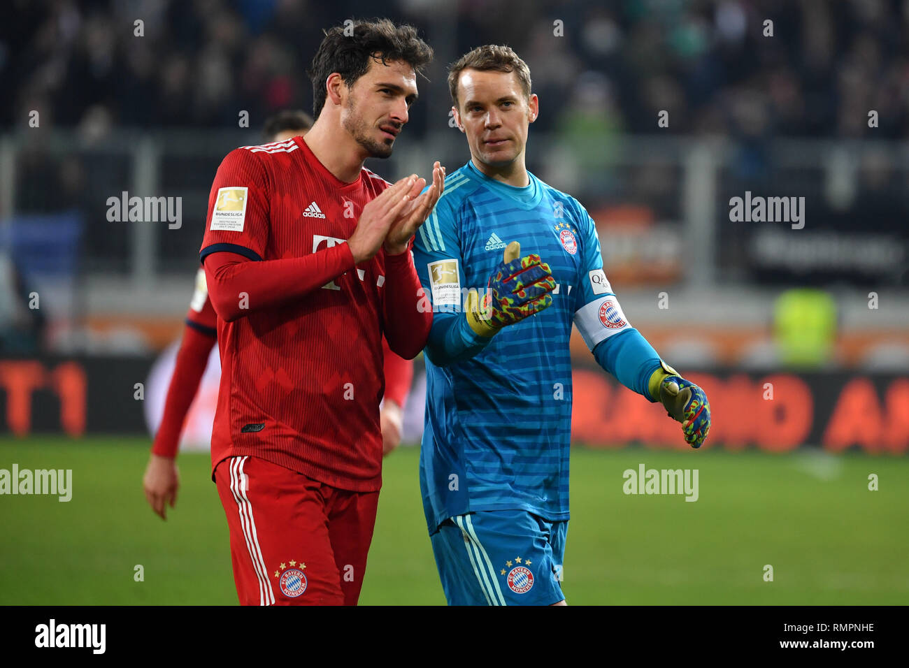 v.li: Mats HUMMELS (Bayern Munich), Manuel NEUER (goalkeeper FC Bayern  Munich) after the end of the game, action. Soccer 1. Bundesliga, 22  matchday, matchday22, FC Augsburg (A) -FC Bayern Munich (M) 2-3,