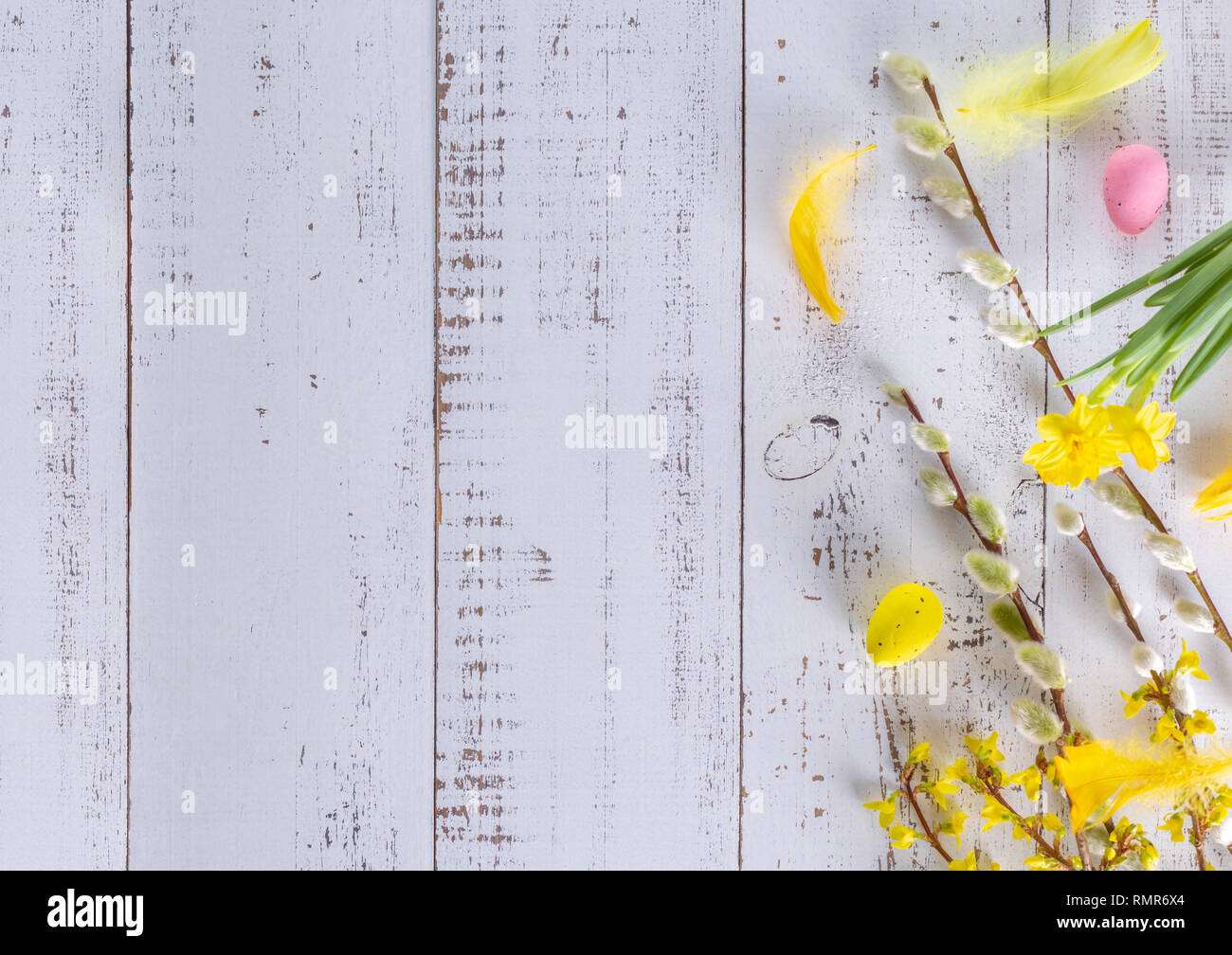 Easter flat lay background with spring flower, willow and easter eggs ...