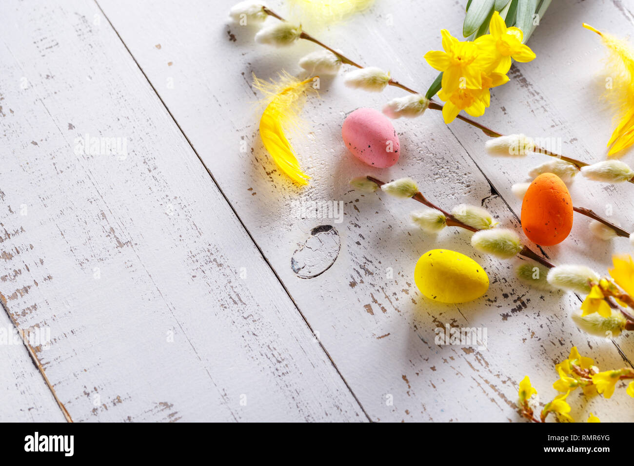 Easter flat lay background with spring flower, willow and easter eggs ...