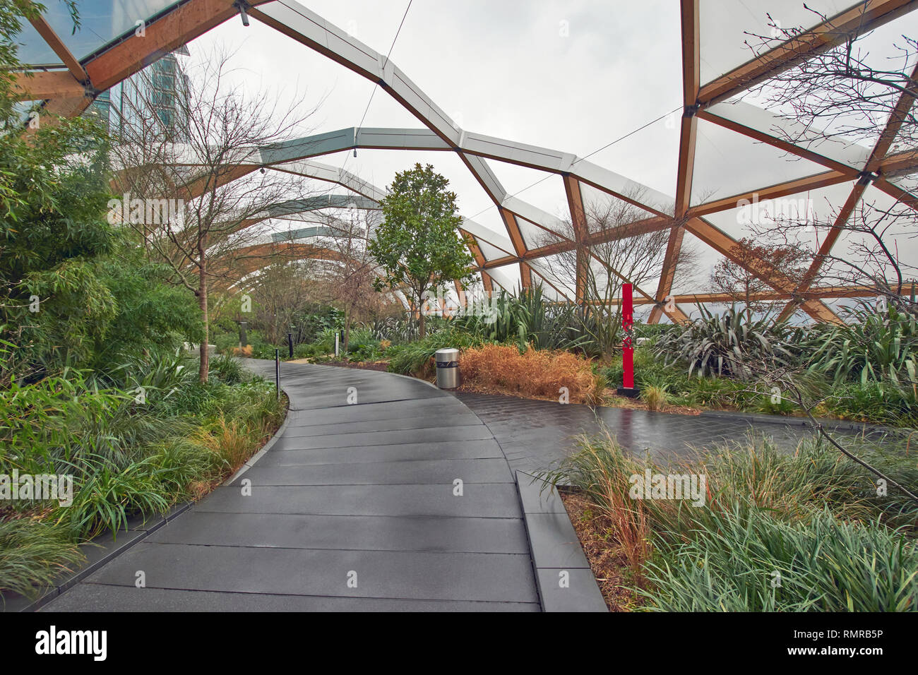 LONDON CANARY WHARF GIANT ROBOT CROSSRAIL PLACE COVERED ROOFTOP GARDEN Stock Photo Alamy