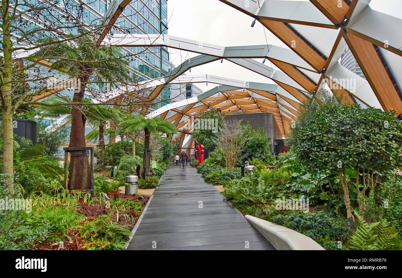 Distraktion Rendezvous Quagmire LONDON CANARY WHARF GIANT ROBOT CROSSRAIL PLACE LARGE COVERED ROOFTOP  GARDEN WITH TREE FERNS Stock Photo - Alamy
