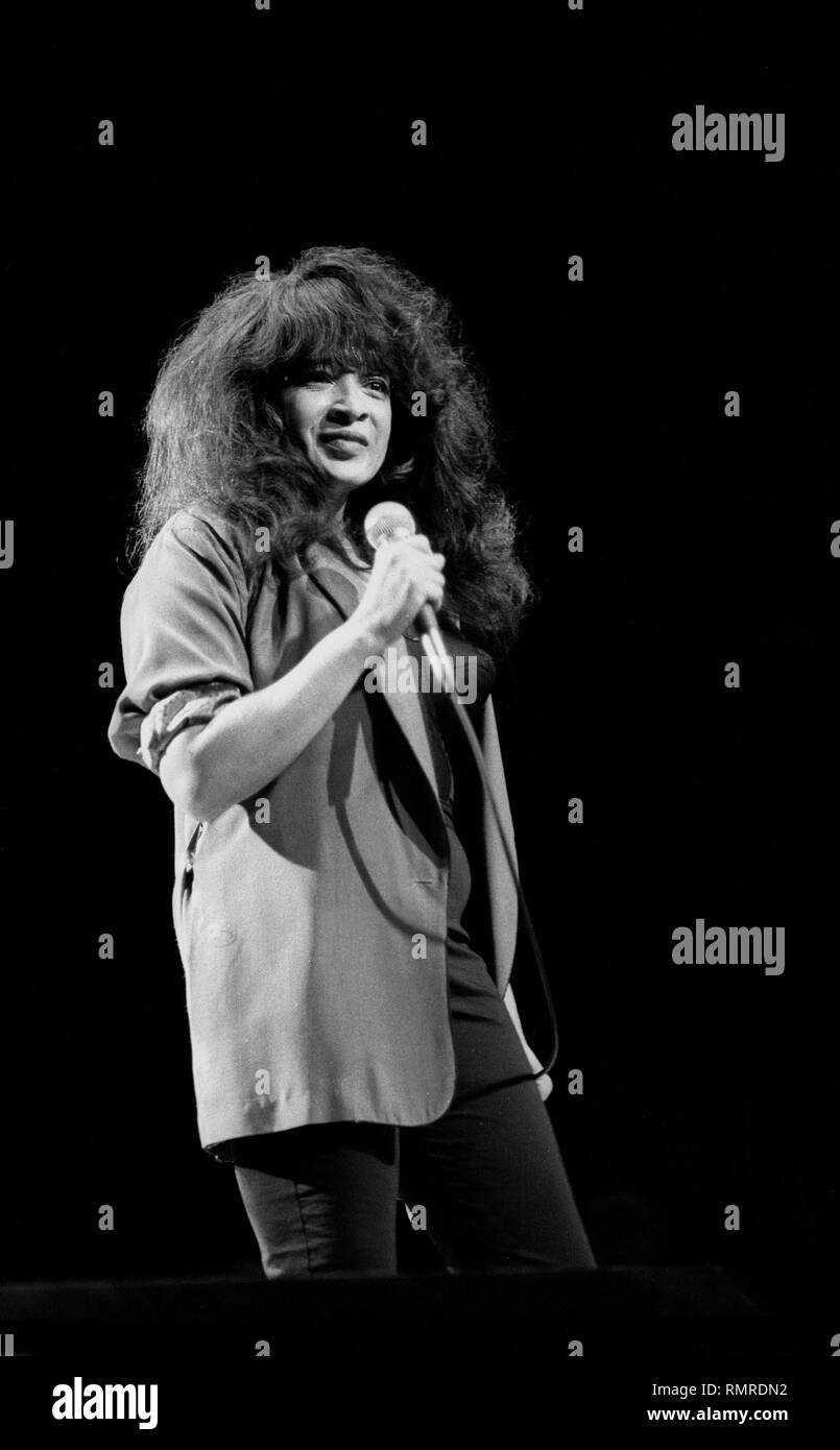 Ronnie spector hi-res stock photography and images - Alamy