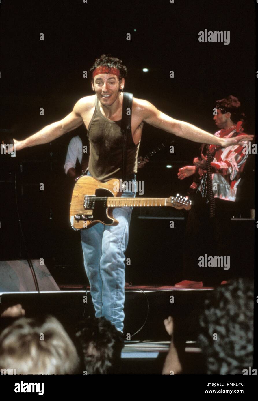 på vegne af rækkevidde Flere SInger, songwriter & guitarist Bruce Springsteen, nicknamed "The Boss", is  shown performing on stage during a "live" concert appearance Stock Photo -  Alamy