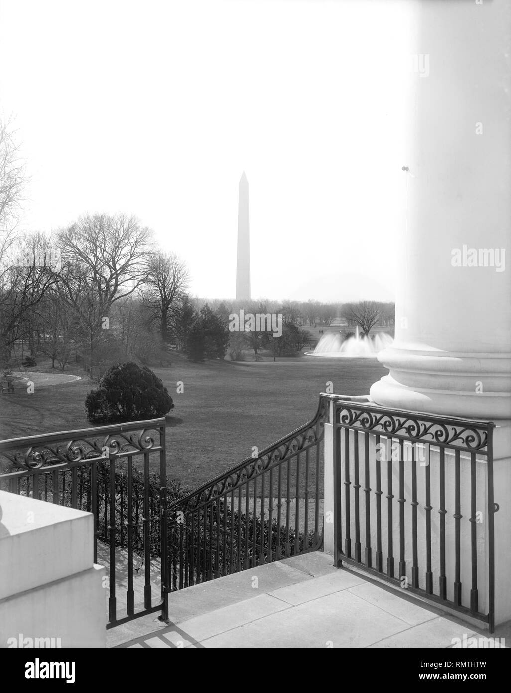 White House, South Grounds, with view of Washington Memorial, Washington DC, USA, Harris & Ewing Stock Photo