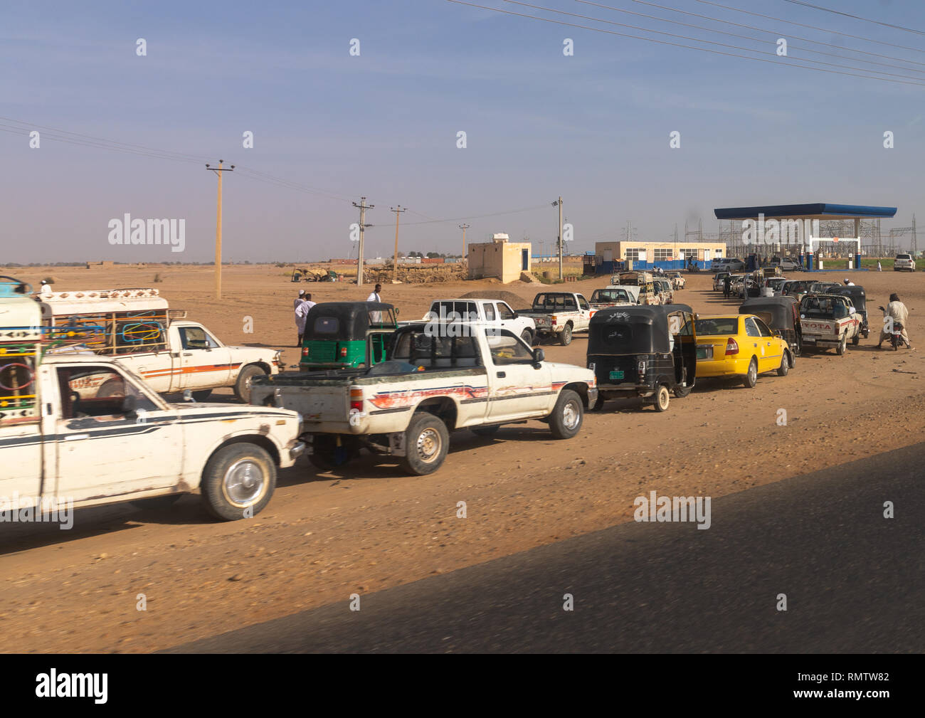 Sudanese people in their cars queue on line at a gas station during the fuel shortages, Northern State, Meroe, Sudan Stock Photo