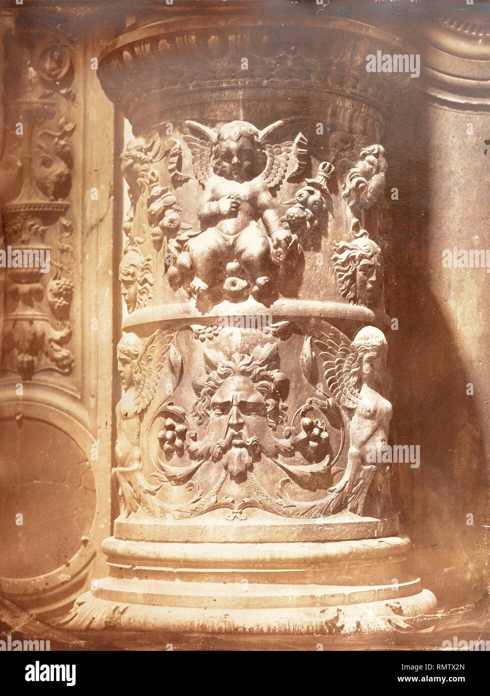 Parte inferior de una columna adosada con relieves de amorcillo, esfinges y sátiro, renacimiento italiano. Stock Photo