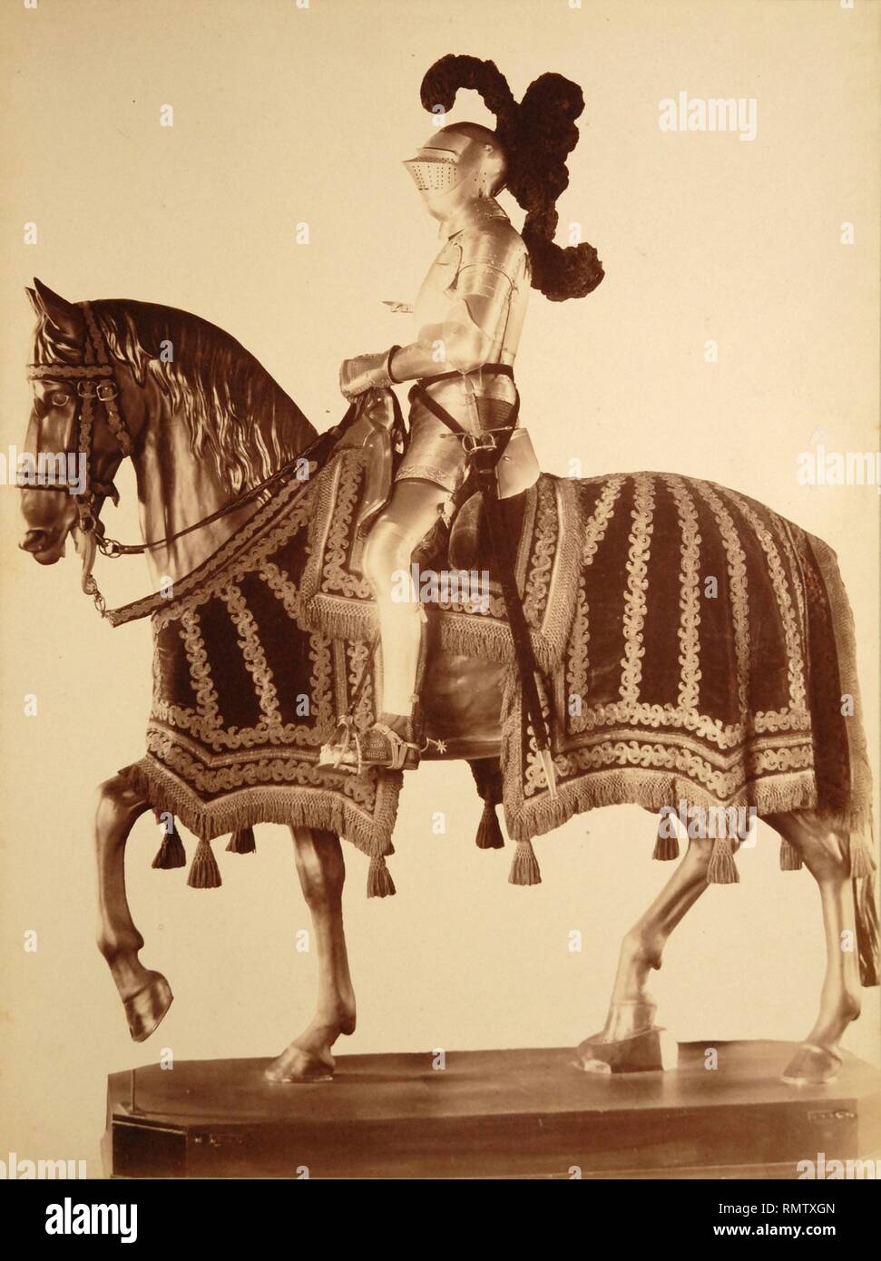 Madrid, Armería. Escultura de caballo con figura de armadura montada. Stock Photo