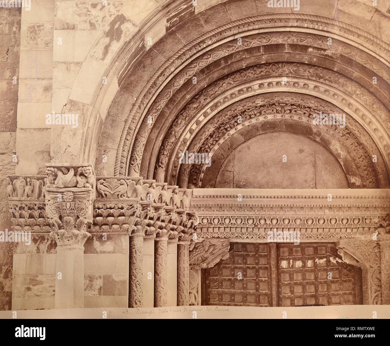 Genova, Catedral de San Lorenzo, puerta del lado “Dettaglio della porta di fienco del Duomo”. Stock Photo