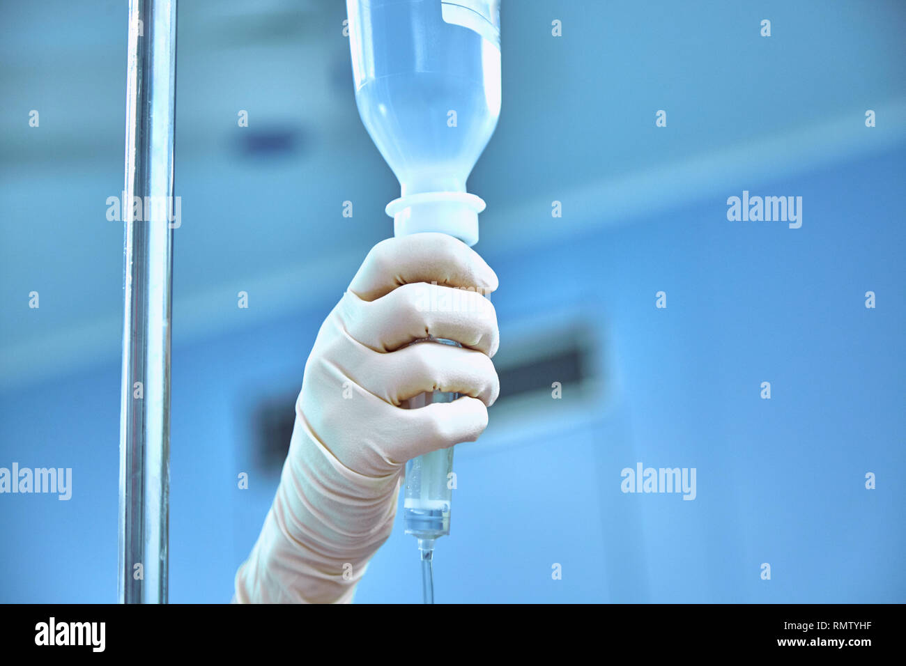 пузырек в капельнице. 10 шт. пузырек в капельнице. внутривенная капельная инфузия. пузырек в капельнице.