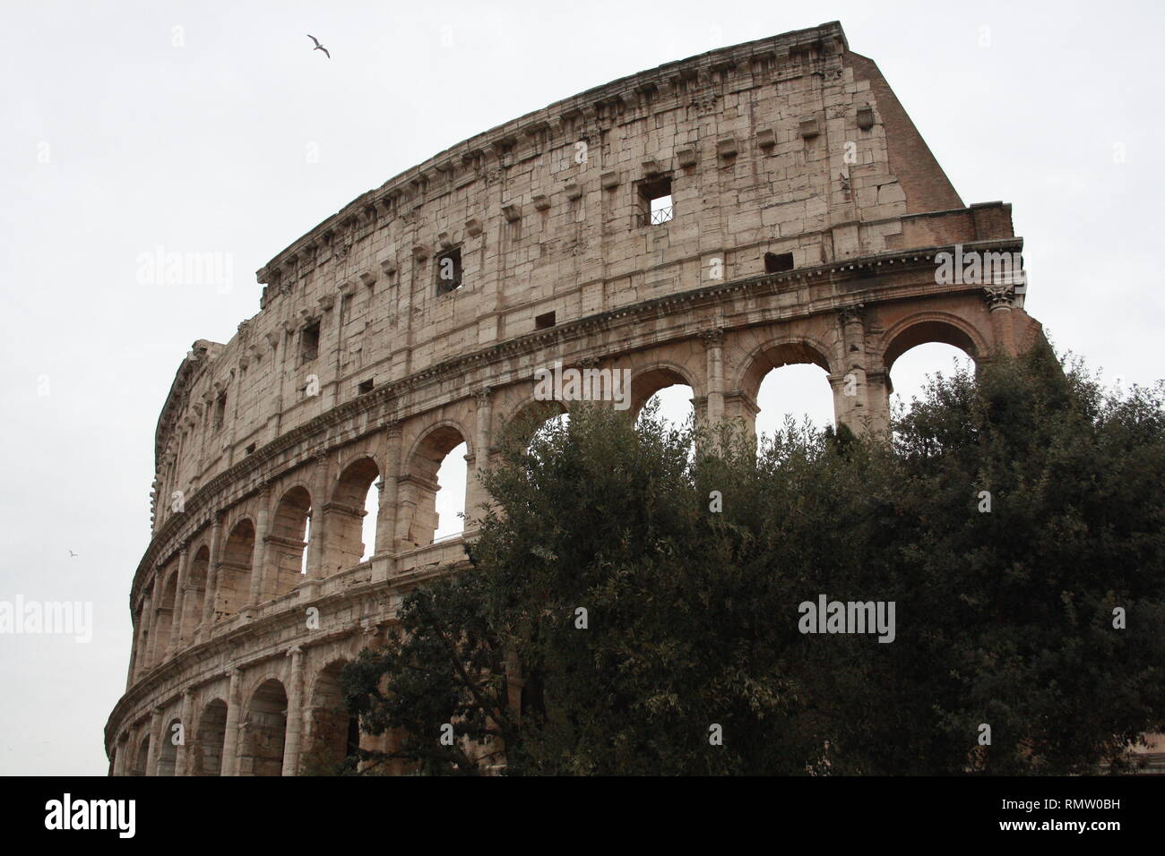 Das Koloseum in Rom Italien bei bedecktem Himmel Stock Photo