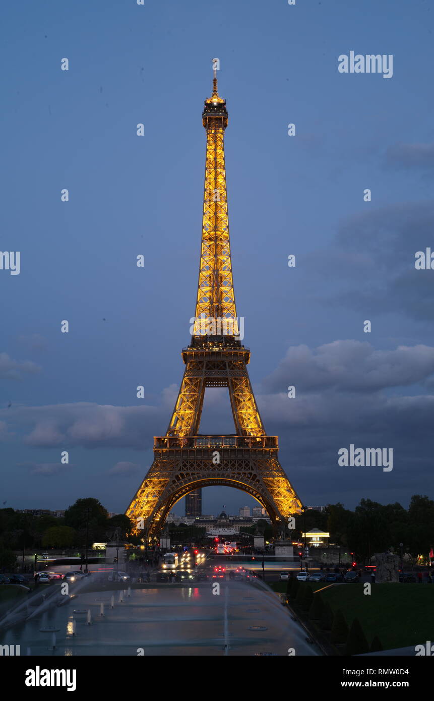 Paris Frankreich Europa Eifelturm beleuchtet Stock Photo
