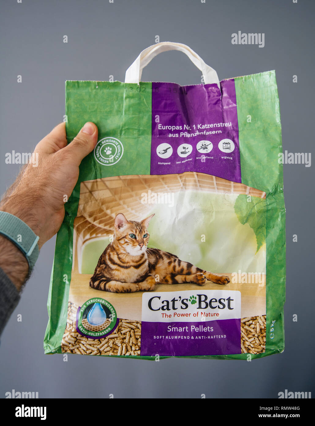 Paris France Apr 28 2018 Man Pov Hold In Hand A Package Of Cat S Best Smart Pellets For Ecological Pet Litter Stock Photo Alamy