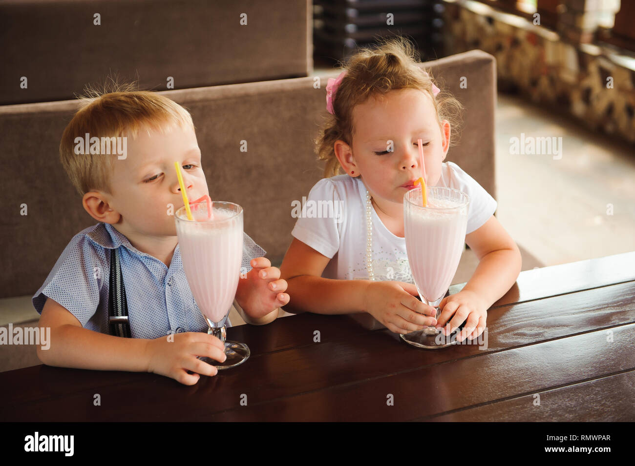 Дети пьют коктейли. Ребенок пьет коктейль. Молочный коктейль для детей. Дети пьют молочный коктейль. Пьет молочный коктейль.