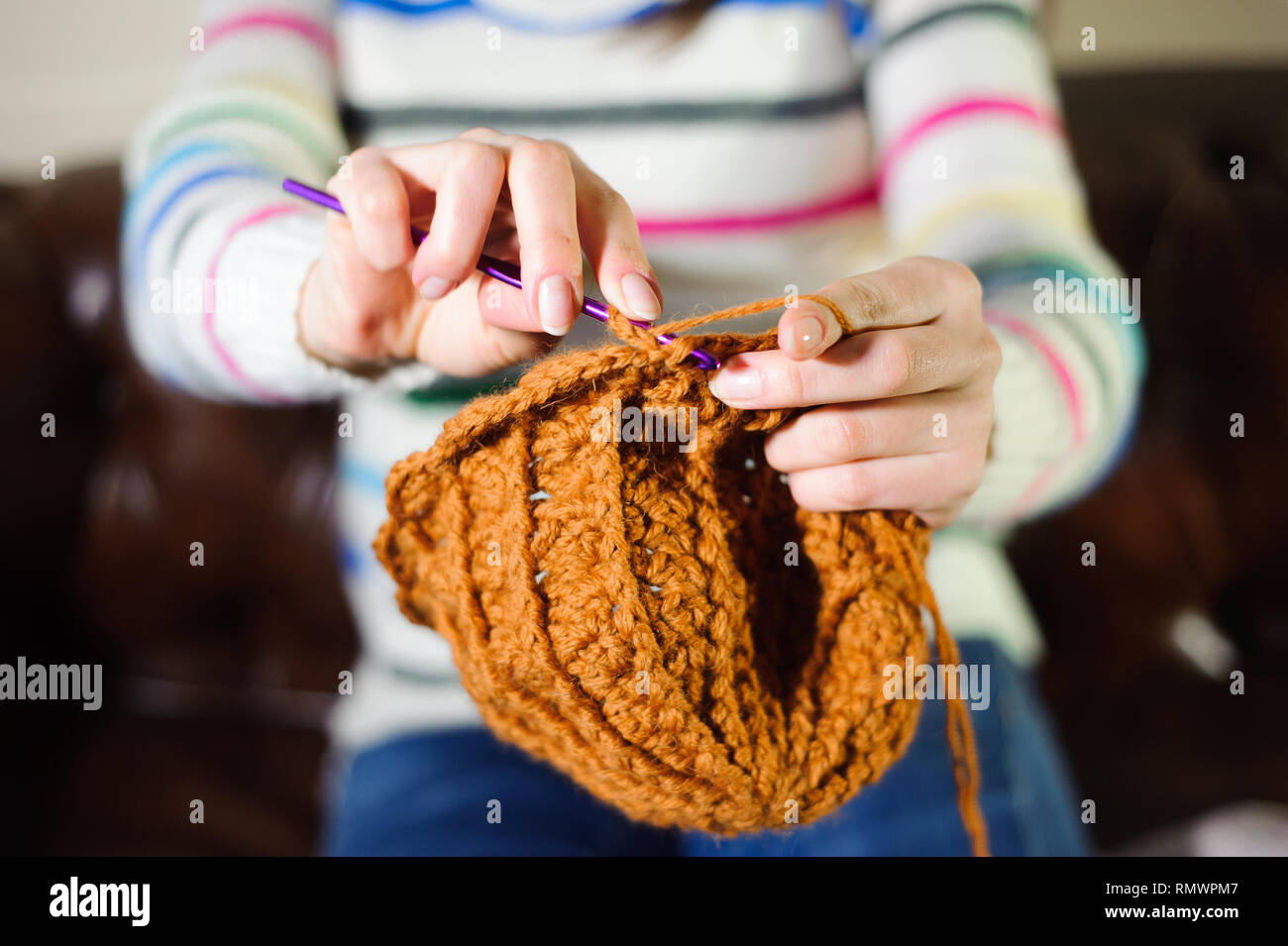 Close up of hands knitting. Process of knitting Stock Photo - Alamy